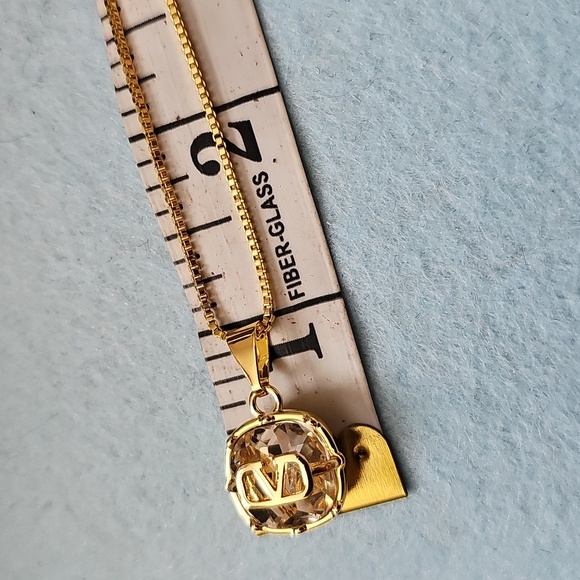 Elegant Gold Pendant Necklace - Picture 4 of 6